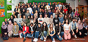 Panoramafoto der ersten Abiturientinnen und Abiturienten 2019 in der Schule