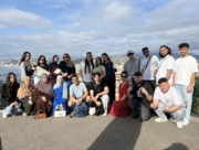 Gruppenfoto der Oberstufe auf einer Aussichtsterrasse über Nizza