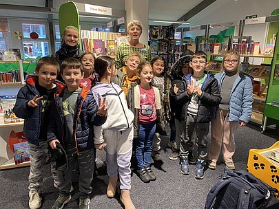 Klasse 2b mit Lehrerinnen beim Besuch der Bücherhalle in der Lesewoche