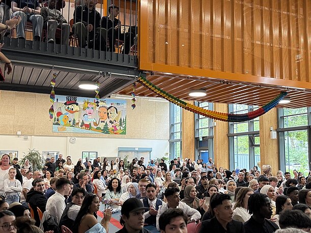 Volle Aula mit Publikum bei der Entlassung, Blick zur Empore