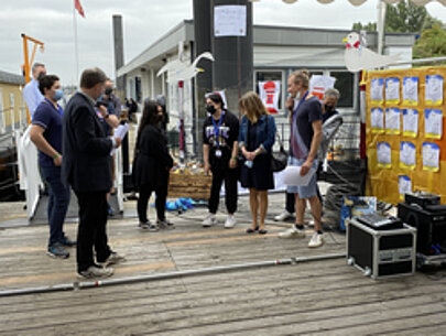 Gäste und Jugendliche auf dem Ponton beim Spreehafenfest vor Infostand