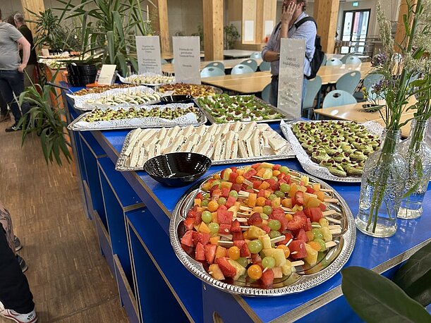 Buffet mit Obstspießen und Fingerfood bei der Einweihungsfeier