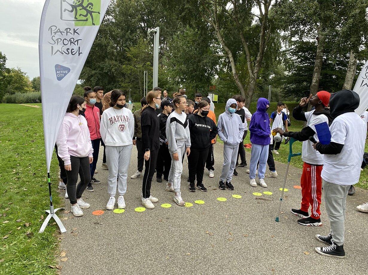 Klassen versammeln sich zum Biathlon-Start bei „fit in den Herbst“