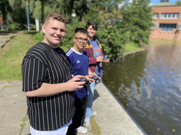 Schüler des MINT-Profils steuern ihr Boot am Kanalufer