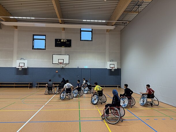 Rollstuhlbasketball-Spiel des 8. Jahrgangs in der großen Sporthalle