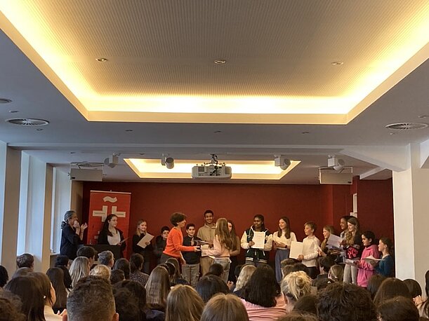 Siegerehrung des Spanisch-Lesewettbewerbs mit Publikum im Saal