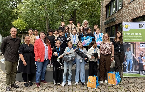 Klasse 5b mit Gästen vor dem Banner des E-Waste Race