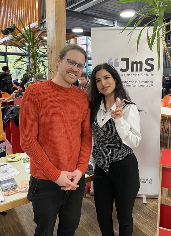 Journalistin Hanin Kleemann und Oberstufenkoordinator Christopher Fendler beim News-Tag