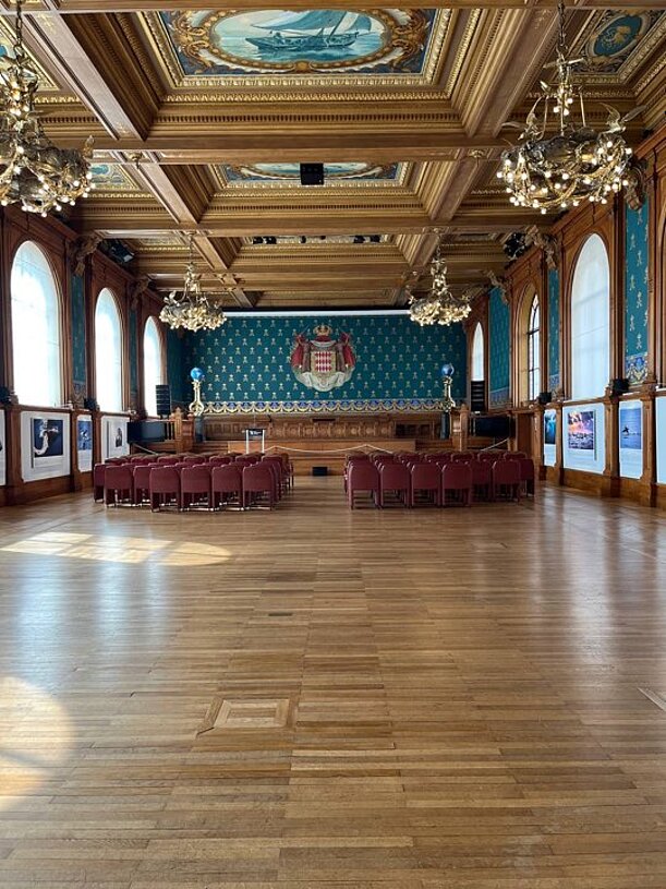 Prunkvoller Konferenzsaal mit Kronleuchtern in Monaco