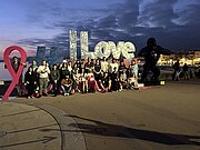 Klasse vor dem Schriftzug I Love Nice am Abend