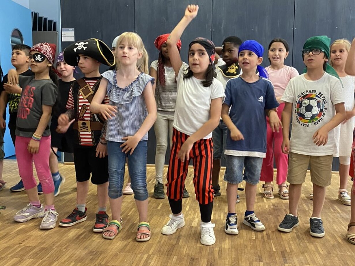 Verkleidete Piratenklasse 1e singt bei der MindSpace-Eröffnung