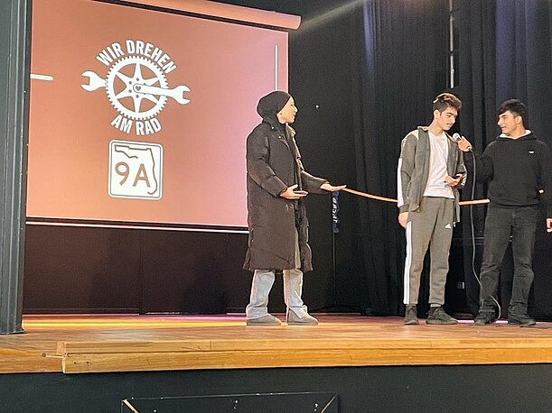 Klasse 9a präsentiert ihr Profilprojekt „Wir drehen am Rad“ auf der Bühne
