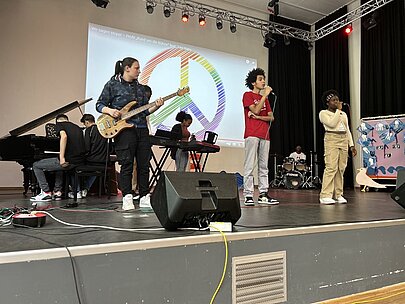 Band des Profils Rund um die Bühne spielt eigene Songs auf der Bühne