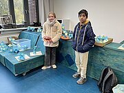 Zwei Schüler der Siegerklasse 6c neben Origami-Modellen beim MINT-Tag