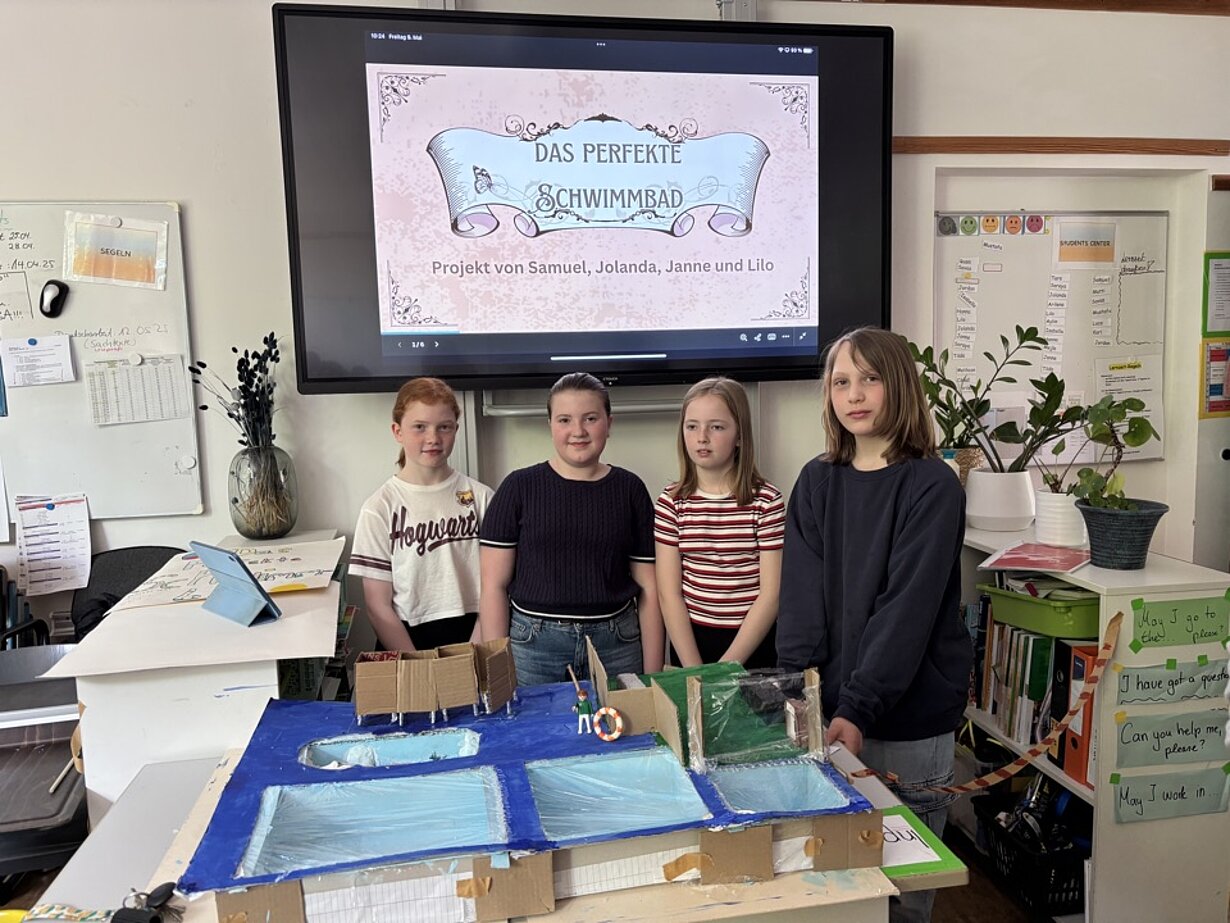 Jolanda, Janne, Lilo und Samuel mit Modell „Das perfekte Schwimmbad“