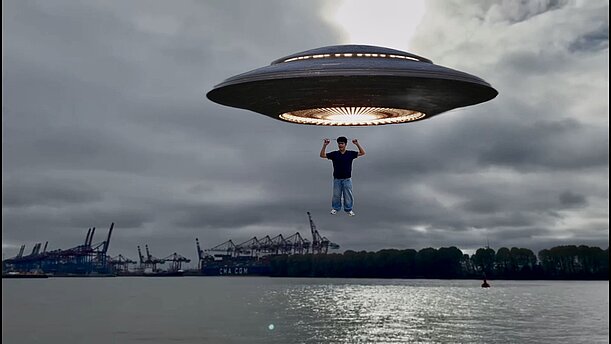 Filmszene der 10e: Ufo schwebt über der Elbe und hebt eine Person an