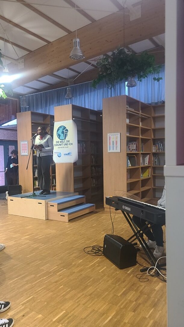 Leere Bühne in der Bibliothek beim Poetry Slam der Oberstufe