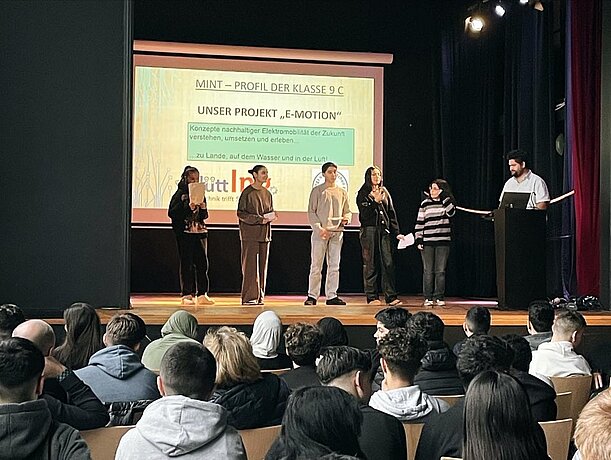 Klasse 9c stellt ihr MINT-Profilprojekt „E-Motion“ vor Publikum auf der Bühne vor