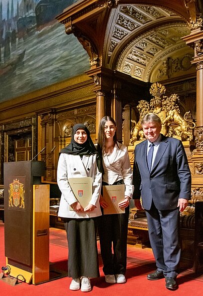 Zwei Gewinnerinnen des Fotowettbewerbs mit Urkunden im Hamburger Rathaus