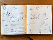 Aufgeschlagenes Notizbuch mit Titel „Prefects 2026“