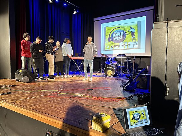 Klasse 10 stellt auf der Bühne das Projekt „Eine Welt“ vor