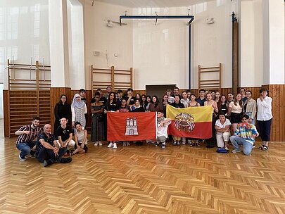 Gruppenfoto des deutsch-tschechischen Austauschs mit Hamburg- und Prag-Flagge