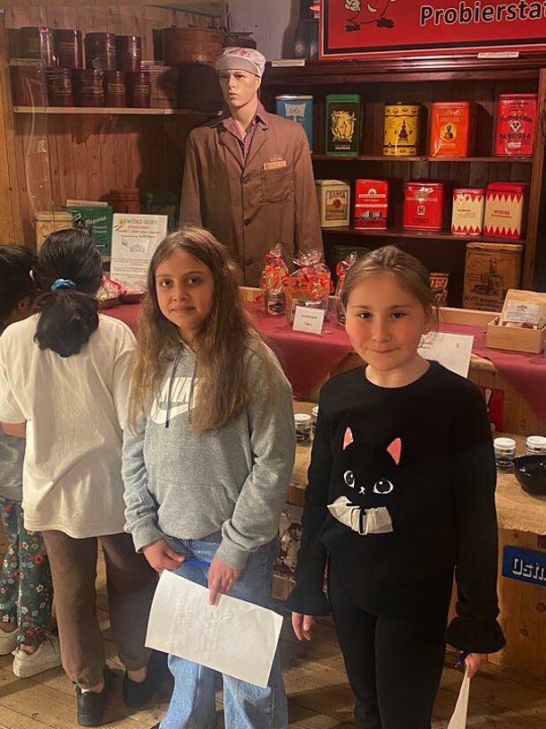 Zwei Schülerinnen mit Arbeitsblatt in einer historischen Museumsausstellung