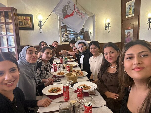 Schülerinnen und Schüler beim gemeinsamen Mittagessen in einem Restaurant in Monaco