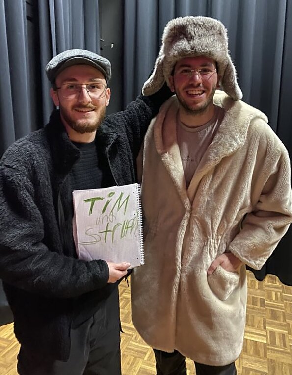 Muhammedd als Tim und Deniz als Struppi mit Buch nach dem Krimistück