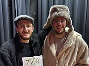 Muhammedd als Tim und Deniz als Struppi mit Buch nach dem Krimistück