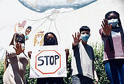Jugendliche mit Stoppschild vor bemalter Wand, Bandfoto zum Song