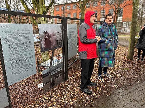 Zwei Männer stehen vor Tafeln der Ausstellung „Zinn durch die Zeit“