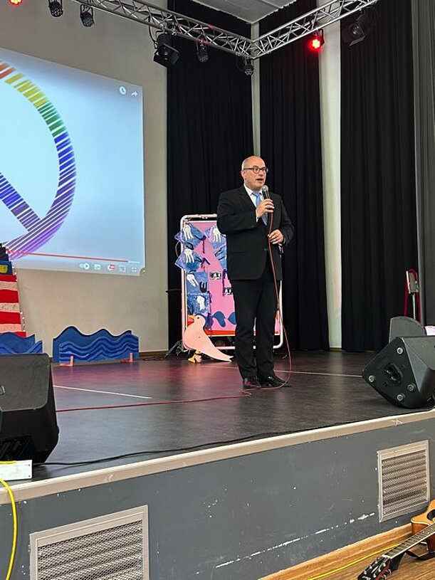 Bildungssenator Ties Rabe spricht auf der Bühne bei der Einweihung