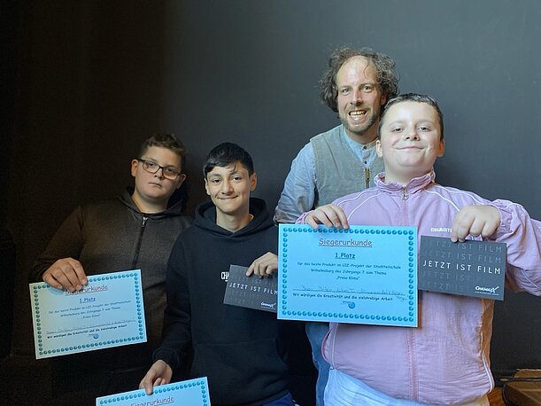 Siegerteam Jahrgang 7 mit Urkunden und Klassenlehrer Torben Friederichsen