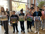 Schülerinnen und Schüler des Jahrgangs 5 präsentieren ihre Märchen-Schuhkartons
