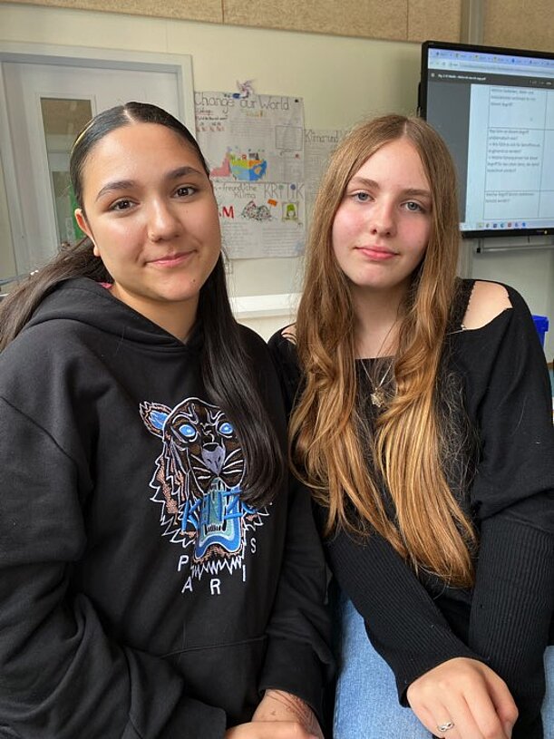 Acelya und Melina sitzen beim Diversitätstag nebeneinander im Klassenraum