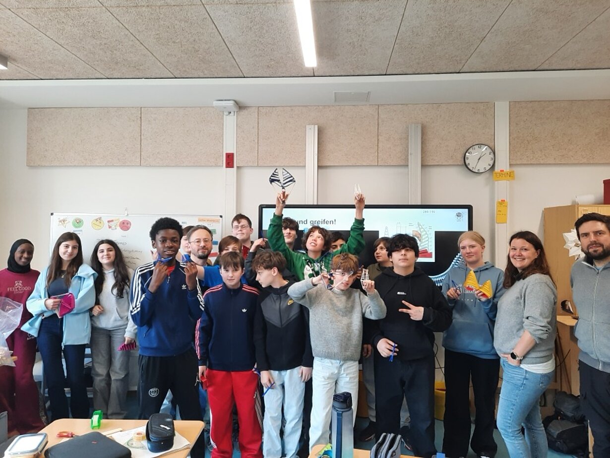 Klasse 7c jubelt gemeinsam im Klassenraum nach dem Bionik-Workshop