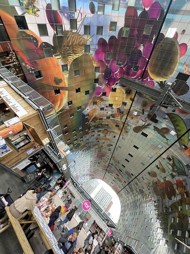 Bunte Deckenbemalung der Markthalle in Rotterdam