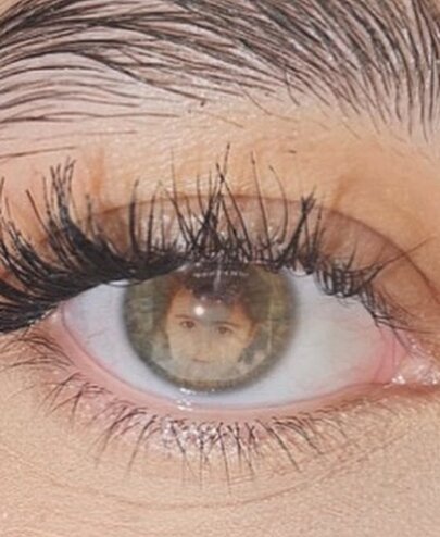 Wettbewerbsfoto: Nahaufnahme eines Auges mit Spiegelbild in der Iris