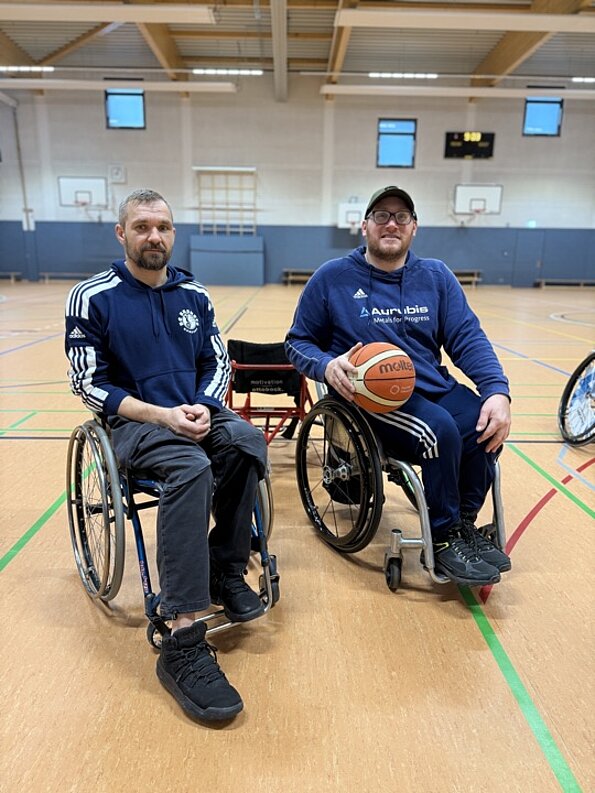 Kai Pralle und Elvis Urga von den BG Baskets im Rollstuhl in der Sporthalle