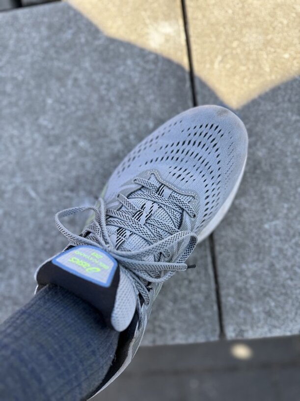 Laufschuh mit Zeitmess-Chip am Schnürsenkel beim Insellauf