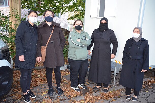 Fünf Mütter stehen gemeinsam beim Aktionstag für sicheren Schulweg