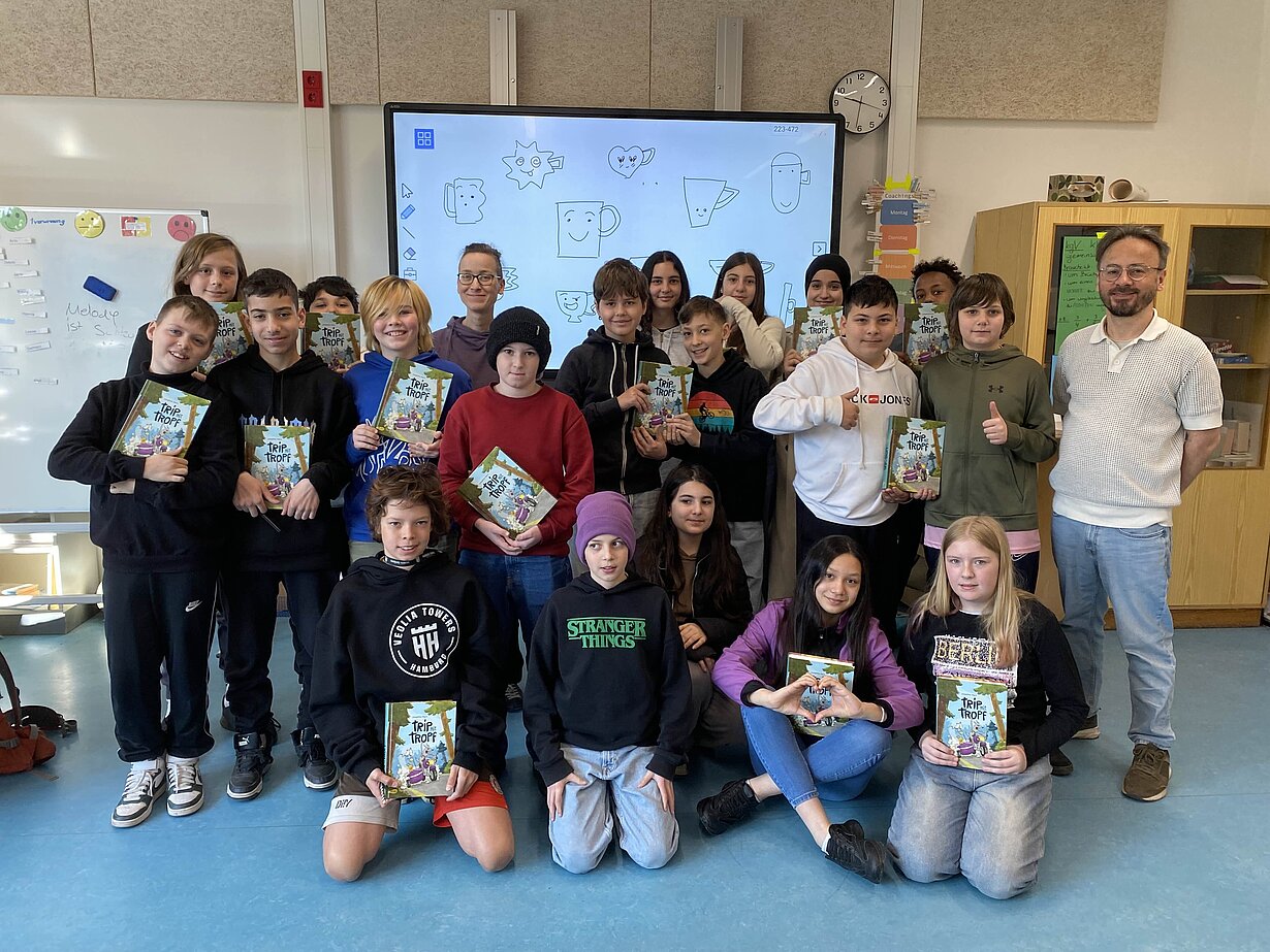 Klasse 6c im Comic-Fieber: Gruppenfoto mit Büchern, Daumen hoch