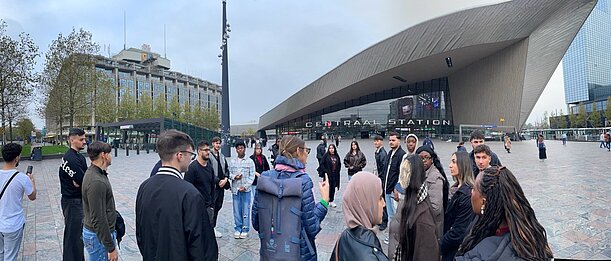 Schülergruppe auf dem Platz vor dem Hauptbahnhof Rotterdam Centraal