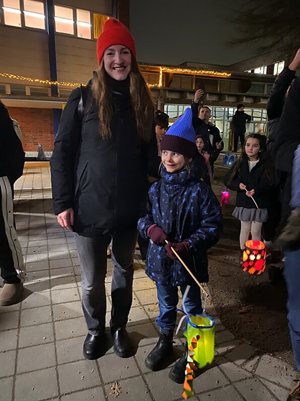 Anna Haverland Baschirotto mit upgecycelter Laterne neben ihrer Mutter