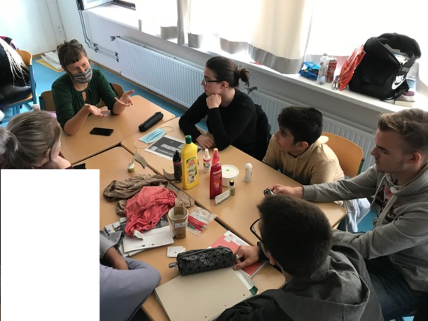 Schülerinnen und Schüler prüfen Produkte am Gruppentisch mit der CodeCheck-App