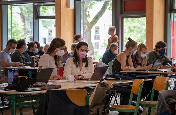 Kollegium mit Laptops an Tischen während der lernlog-Fortbildung