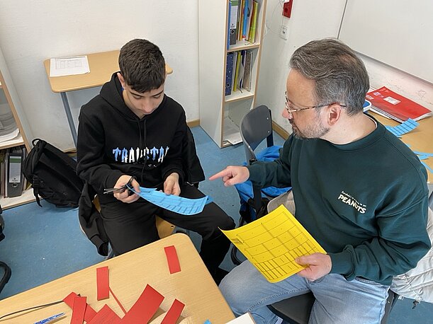 Klassenlehrer Jarek Bielat baut mit Calal ein Bionik-Papiermodell