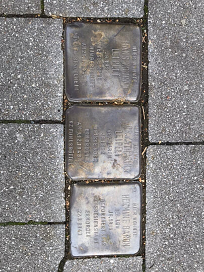 Drei Stolpersteine im Gehwegpflaster