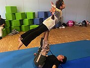 Akrobatik-Übung auf blauen Matten mit der Theatergruppe aus Kolumbien